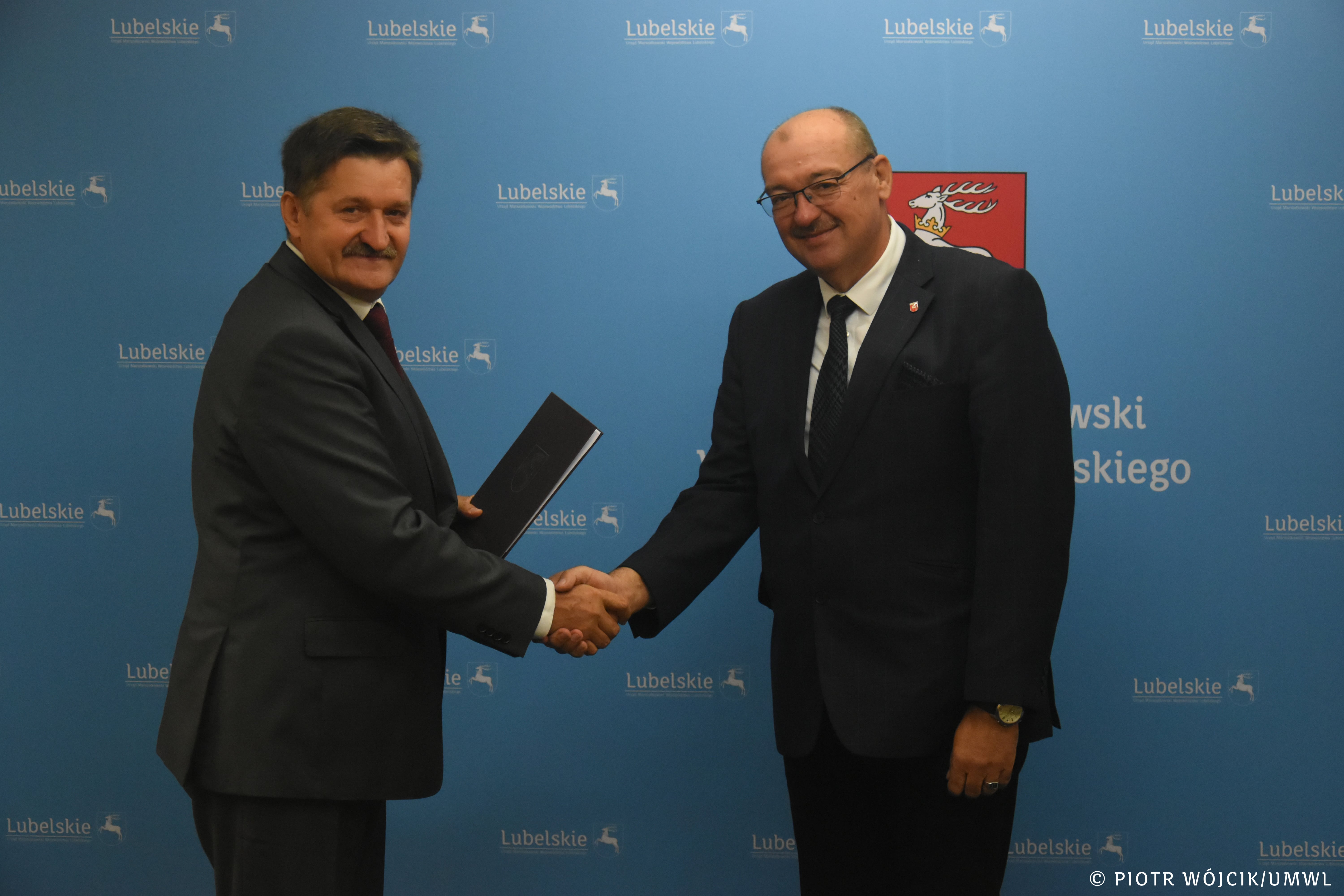 Podpisanie umów na modernizację lub budowę dróg dojazdowych