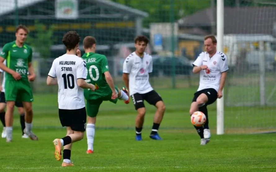 Hat-trick Bednarczyka. Gole braci Osińskich. Prezes na boisku. Kęnder w ataku - Zdjęcie główne