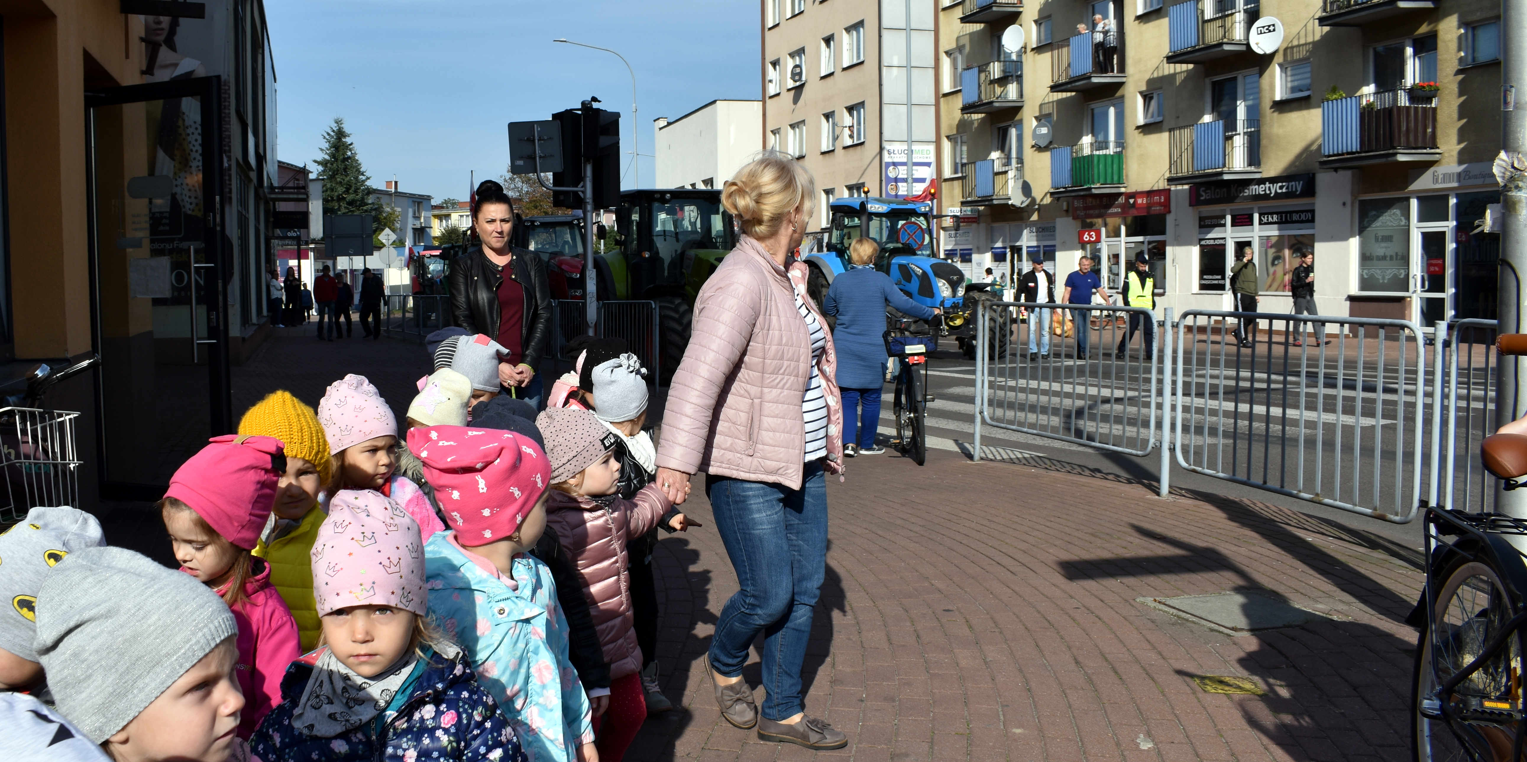 Przez chwilę protest obserwowali najmłodsi mieszkańcy Łukowa