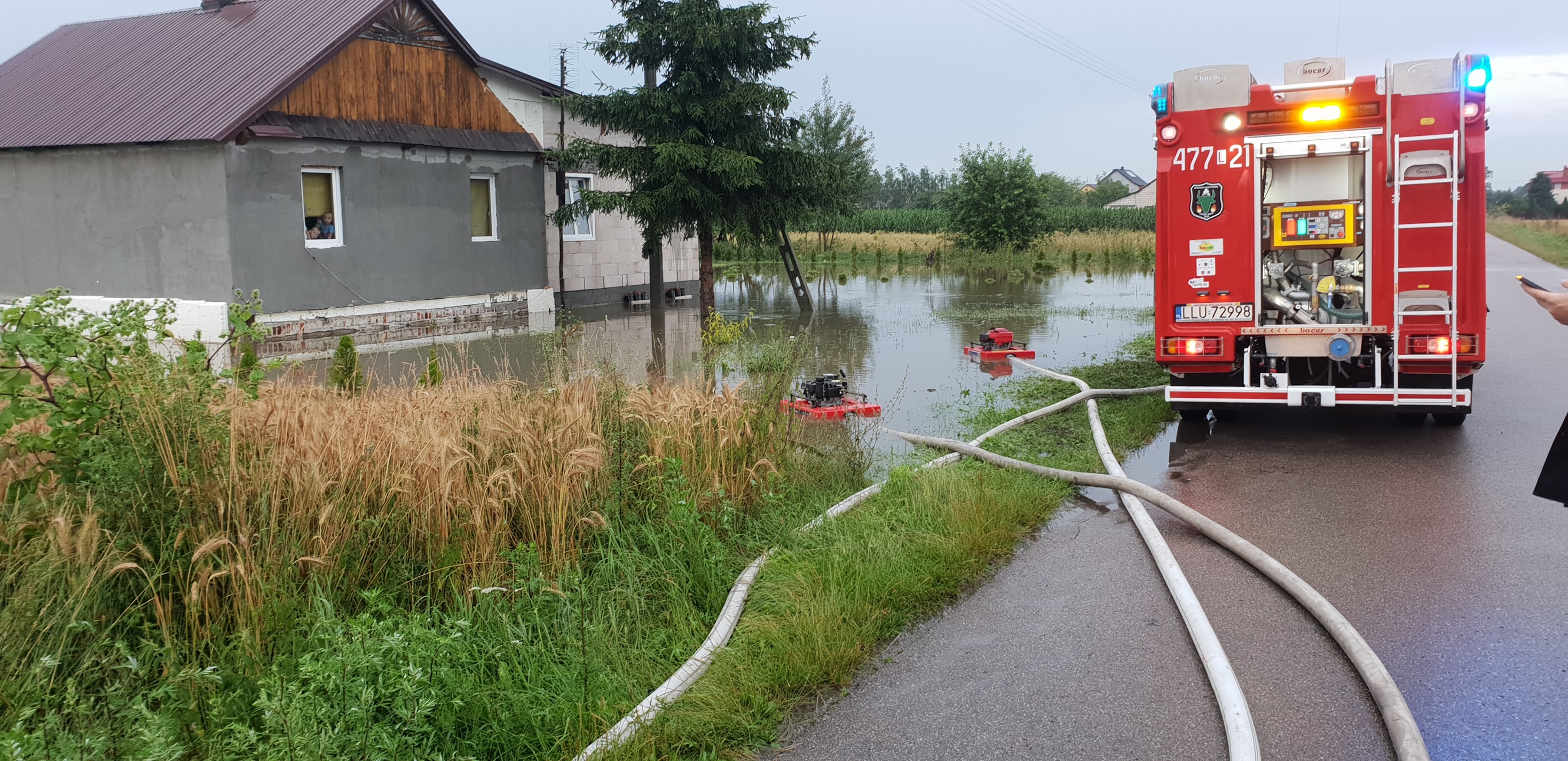 Strażacy wypompowywali wodę do pobliskich rowów