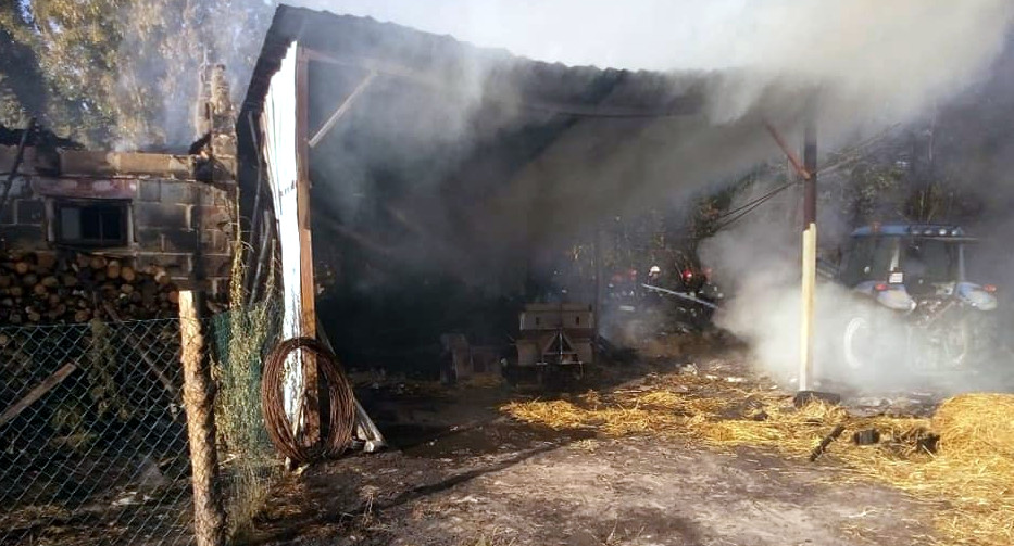 SARNÓW Spłonął budynek gospodarczy i wiata.  Duże straty - Zdjęcie główne