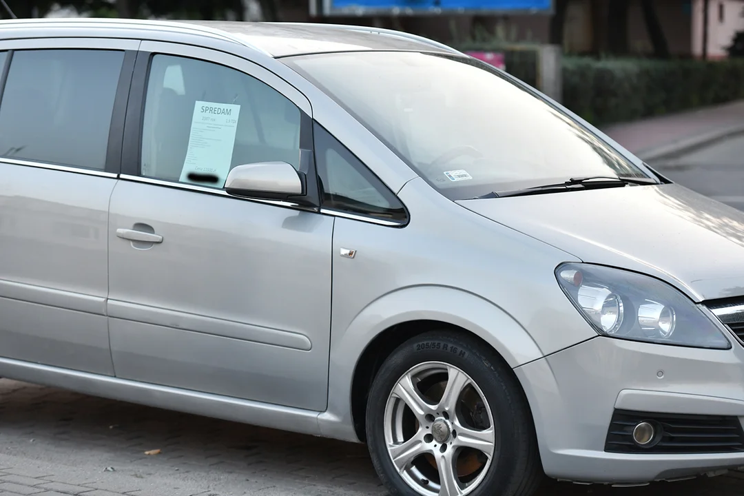 Komisy w centrum Łukowa. Samochody przeznaczone na sprzedaż blokują parkingi przy ul. Międzyrzeckiej - Zdjęcie główne