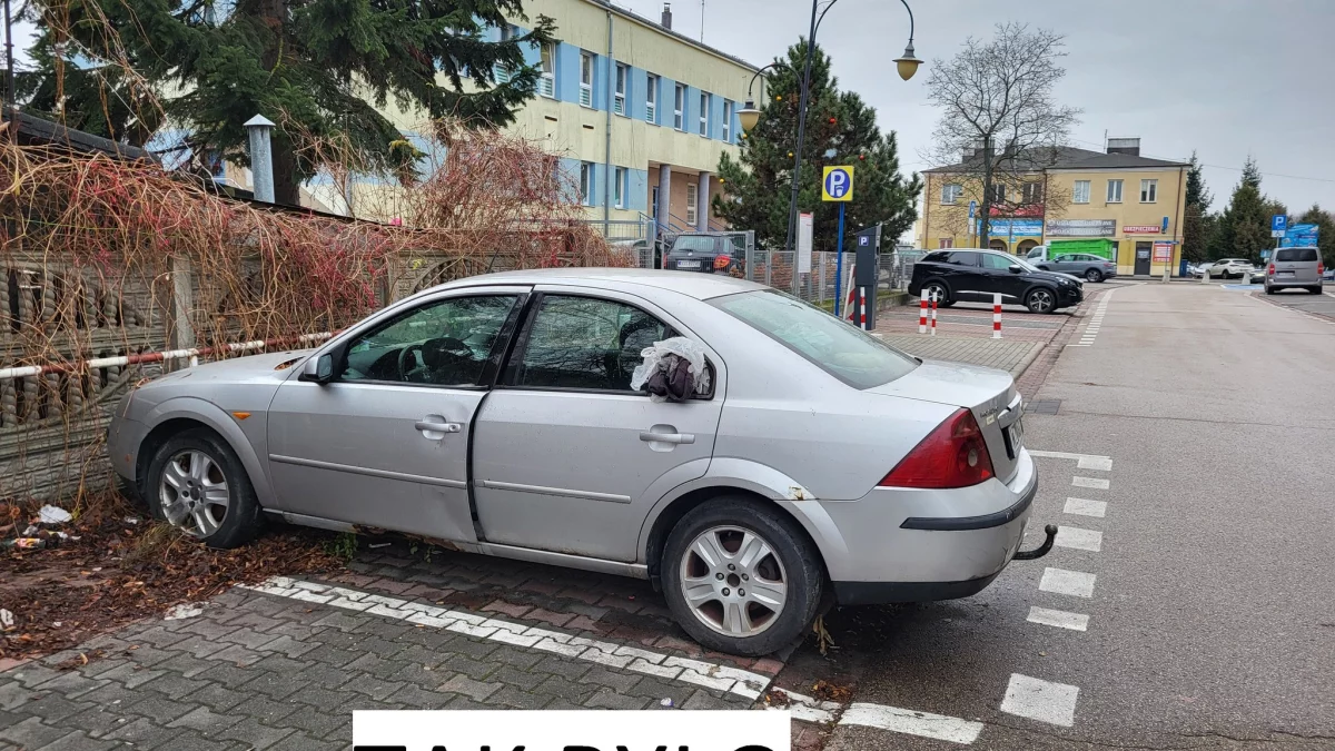 Zniknął wrak z ulicy Ojców Pijarów. Pomógł radny Czubaszek - Zdjęcie główne