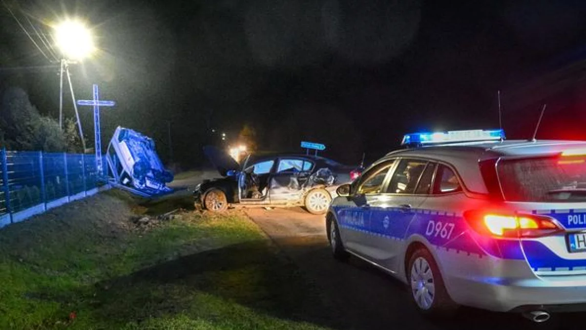 Patok Stary: Auto dachowało w rowie tuż przy metalowym krzyżu - Zdjęcie główne