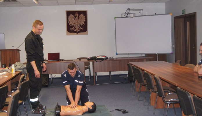 Szkolenie siedleckich policjantów z zakresu pierwszej pomocy - Zdjęcie główne
