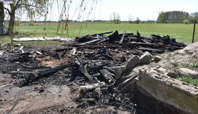 12 jednostek straży gasiło drewnianą komórkę - Zdjęcie główne