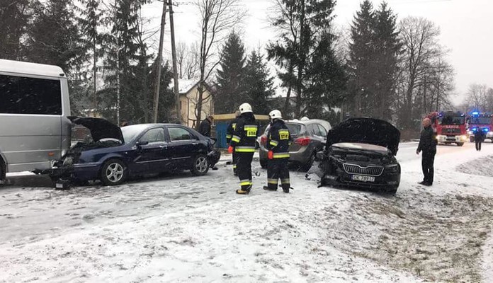 Pruszyn-Pieńki: Wypadek z udziałem trzech samochodów osobowych i busa - Zdjęcie główne