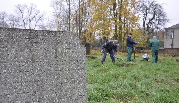 Więźniowie porządkowali cmentarz żydowski - Zdjęcie główne