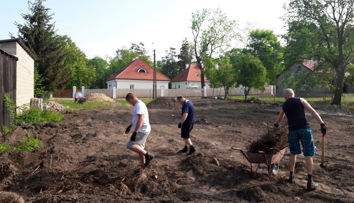 Skazani uczestniczyli w rewitalizacji Zespołu Dworsko-Pałacowego w Dąbrowie - Zdjęcie główne