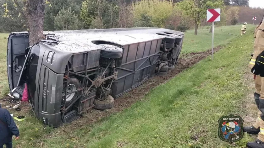 Powiat siedlecki: Autokar w rowie, są ranni - Zdjęcie główne