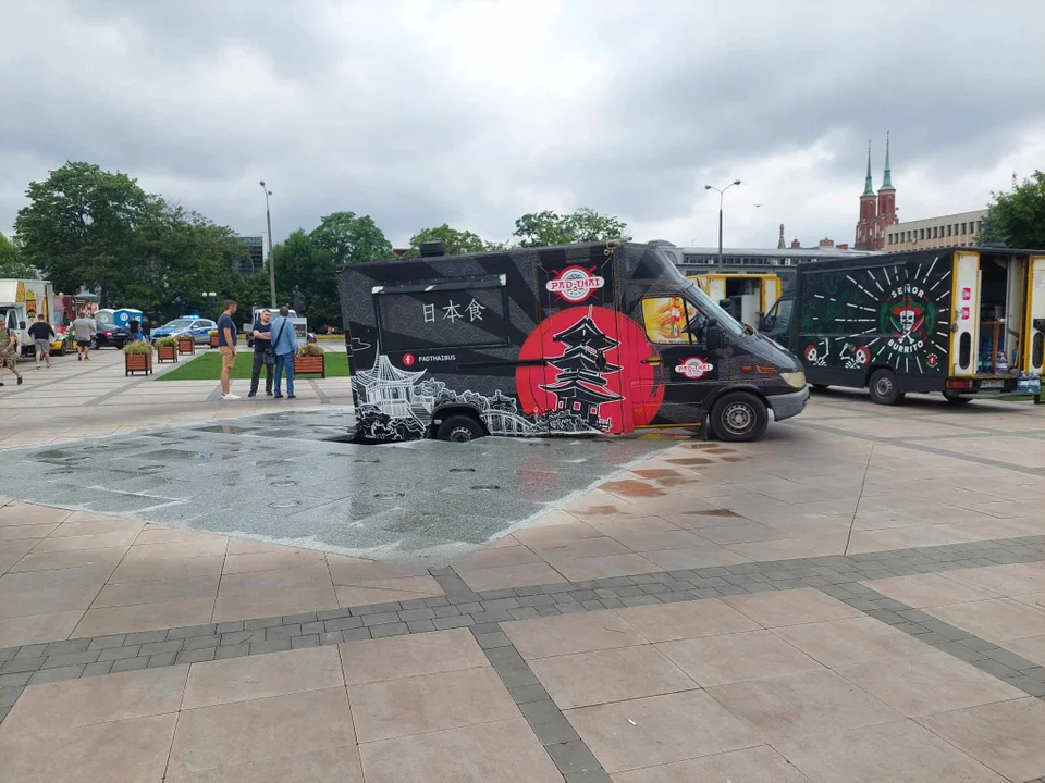 Fontanna na placu Sikorskiego uszkodzona. Wjechał w nią foodtruck - Zdjęcie główne