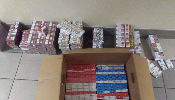Policja ujawniła ponad 1400 paczek papierosów bez znaków polskiej akcyzy skarbowej u mieszkańca Gminy Siedlce - Zdjęcie główne