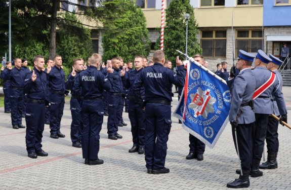 81 nowych policjantów zasiliło szeregi garnizonu   - Zdjęcie główne