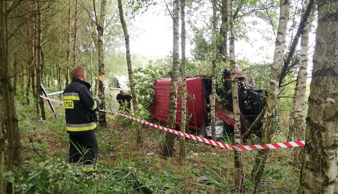 Kurier ściął 2 drzewa. Trafił do szpitala - Zdjęcie główne