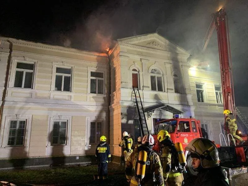 Pożar zabytkowego pałacu - Zdjęcie główne