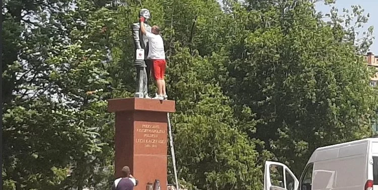 Policja złapała 34-latka, który pomalował pomnik Lecha Kaczyńskiego - Zdjęcie główne