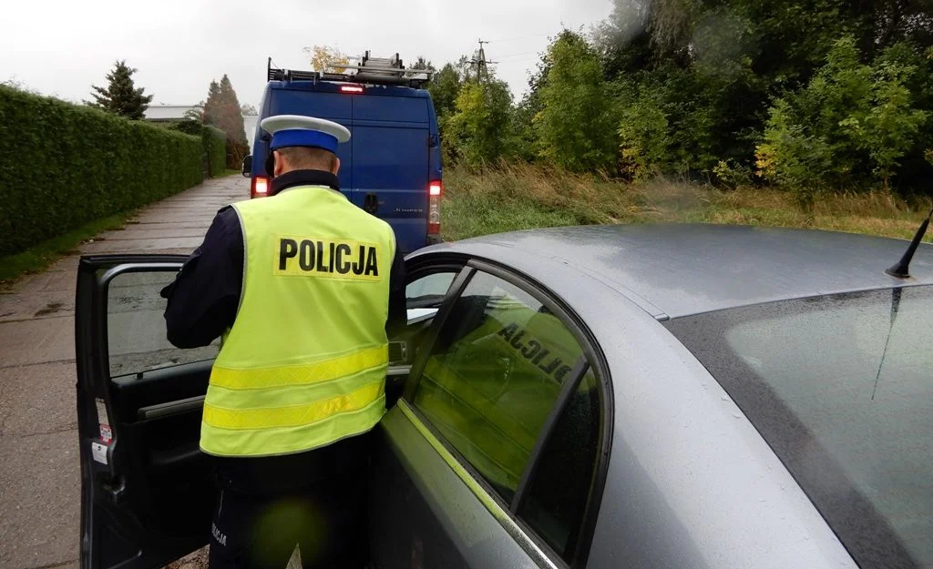 Mieszkaniec Siedlec dawał policjantom po 2 tysiące, by uniknąć odpowiedzialności - Zdjęcie główne