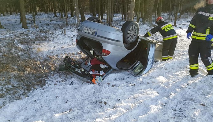 Pruszyn: Dachował samochód osobowy - Zdjęcie główne