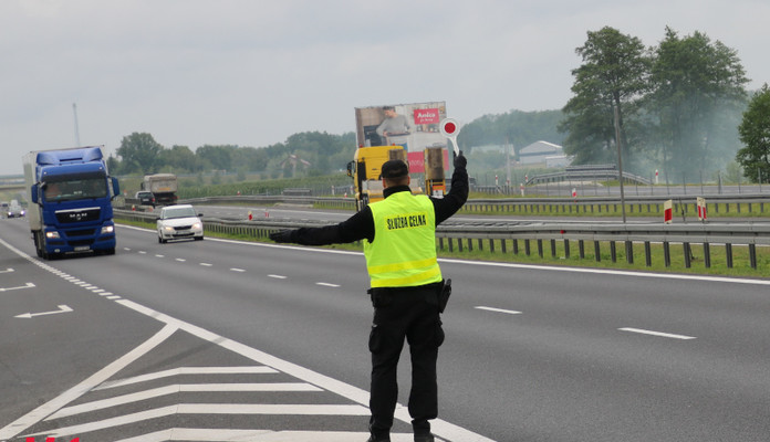 Szczęśliwa kontrola dla kierowcy, który złamał nogę  - Zdjęcie główne