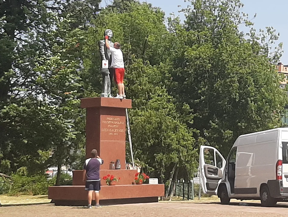 Po ataku wandala myją pomnik Lecha Kaczyńskiego w Siedlcach (zdjęcia) - Zdjęcie główne