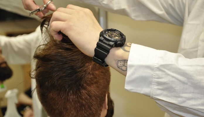 Więźniowie na kursie fryzjerskim - Zdjęcie główne