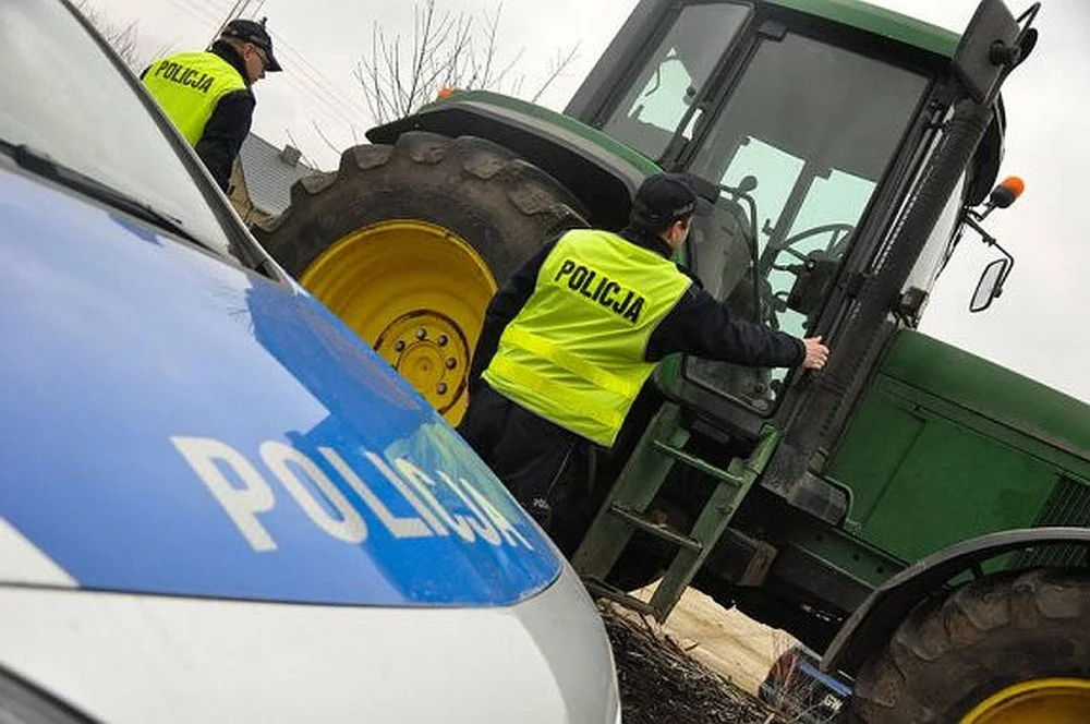 Pijany traktorzysta próbował przekupić policjanta - Zdjęcie główne