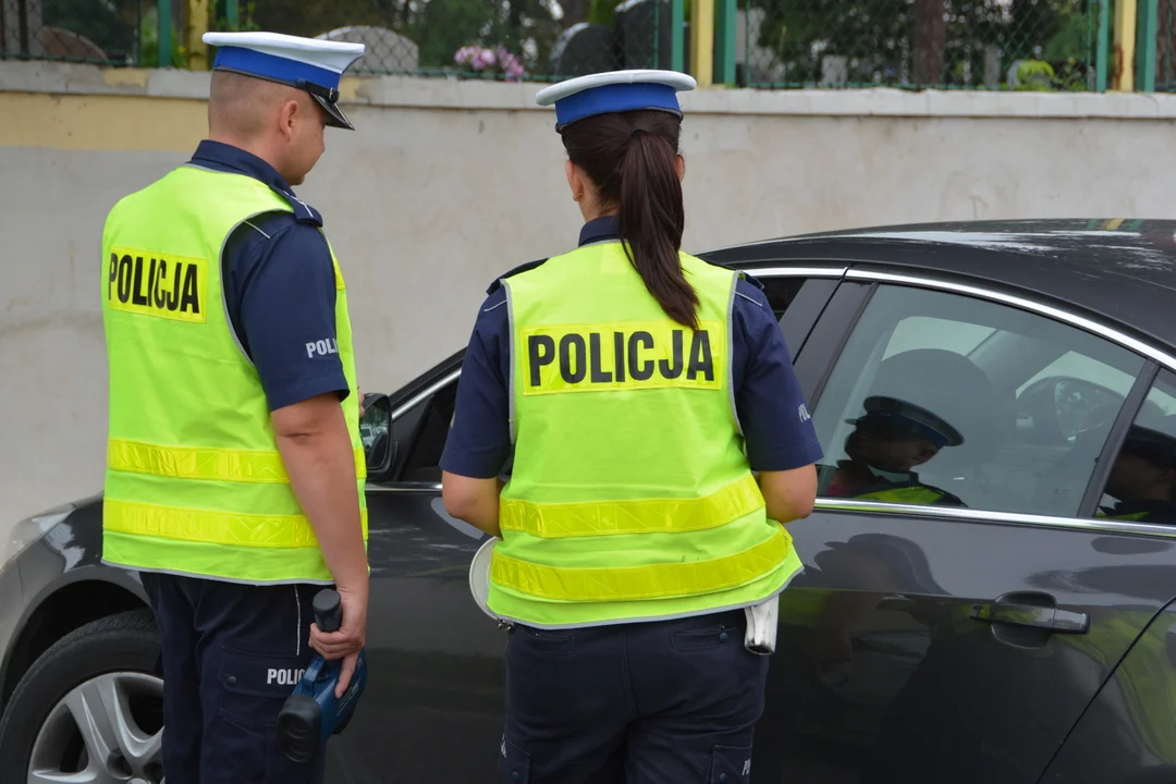 Suchożebry: W czasie jazdy wyrwał koledze kluczyki ze stacyjki. Trafili do rowu - Zdjęcie główne