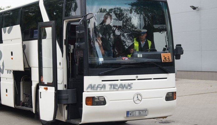 Policjanci kontrolują autokary - Zdjęcie główne