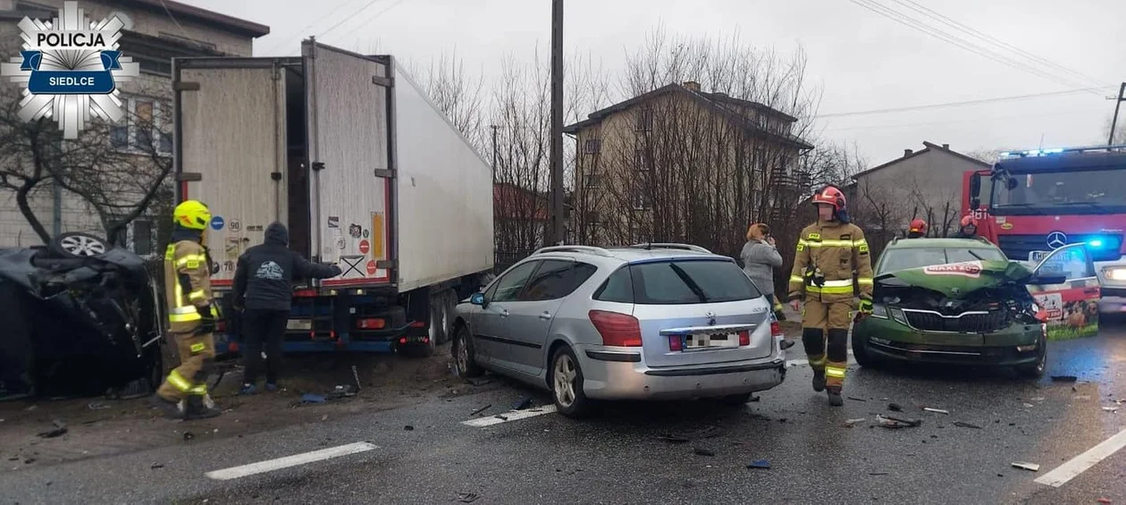 Powiat siedlecki: Zderzenie kilku samochodów w Gręzowie - Zdjęcie główne