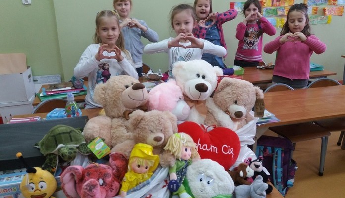 Dzieci z Zespołu Oświatowego w Żelkowie Kolonii wzięły udział w akcji "Dzień Pluszowego Misia" - Zdjęcie główne