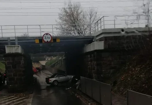 Niecodzienne zdarzenie w Siedlcach. Samochód stanął bokiem - Zdjęcie główne