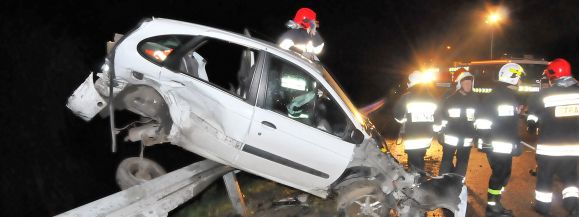 Wypadek na moście. Kierowca mało nie wpadł do rzeki (ZDJĘCIA) - Zdjęcie główne