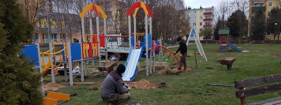 Nowe urządzenia na placu zabaw - Zdjęcie główne