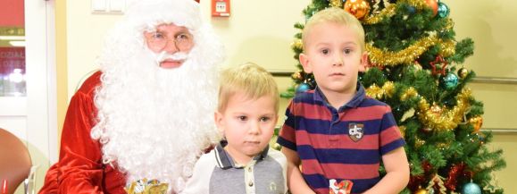 Setka poparzonych dzieci spotkała w szpitalu Świętego Mikołaja (zdjęcia) - Zdjęcie główne