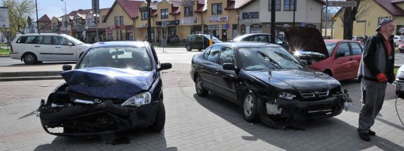 Zderzenie trzech osobówek na skrzyżowaniu w centrum Łęcznej - Zdjęcie główne