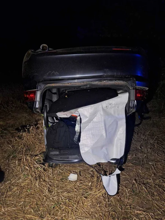 Powiat łęczyński: Samochód wypadł z drogi i wielokrotnie dachował. Dwójka 18-latków trafiła do szpitala - Zdjęcie główne