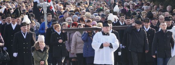 Tłum wiernych na drodze krzyżowej (WIDEO, DUŻO ZDJĘĆ) - Zdjęcie główne