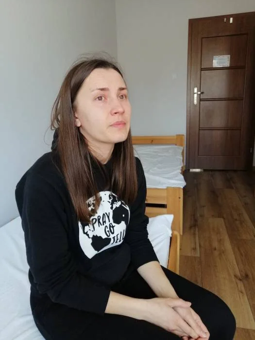  Natalia pracuje w urzędzie miasta Rovno jako grafik komputerowy. W ośrodku w Nowym Radzicu przebywa przejściowo, docelowo wybiera się w dalszą podróż na zachód Europy. Ojciec Natalii chce wrócić na Ukrainę i zapisać się do obrony terytorialnej, mimo że ma 66 lat i może zostać z rodziną 