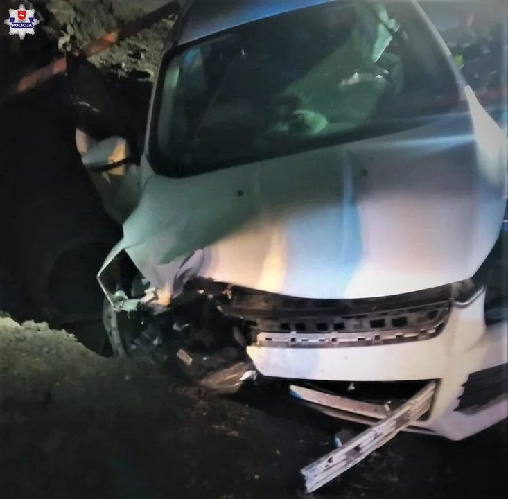 Powiat łęczyński: Dwa samochody zderzyły się czołowo. Jedno wpadło do wykopu - Zdjęcie główne