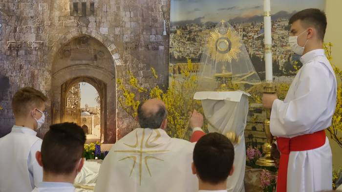  Po zakończeniu liturgii Męki Pańskiej Najświętszy Sakrament procesyjnie przeniesiony został do tzw. Grobu Pańskiego i wystawiony do adoracji. Przez całą noc mieszkańcy poszczególnych rejonów w parafii i członkowie wspólnot prowadzili modlitwę przy Grobie 