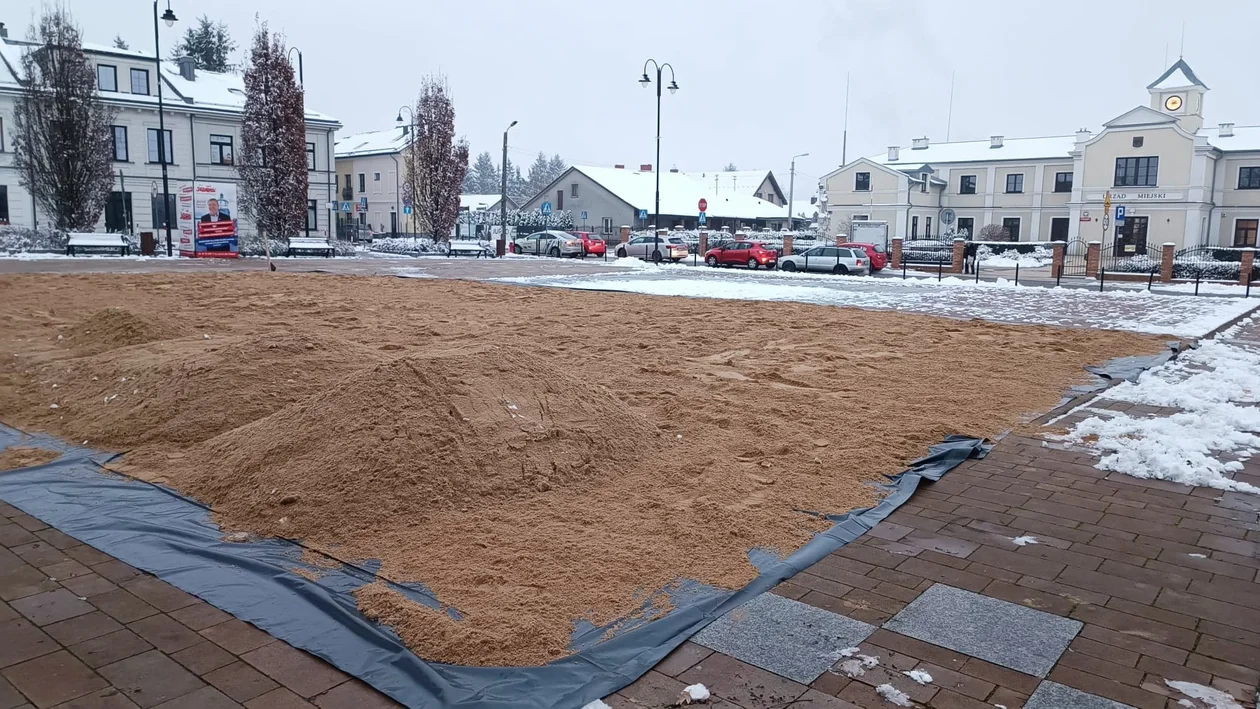 Na placu przed łęczyńskim ratuszem powstaje już lodowisko (CENNIK, GODZ. OTWARCIA) - Zdjęcie główne