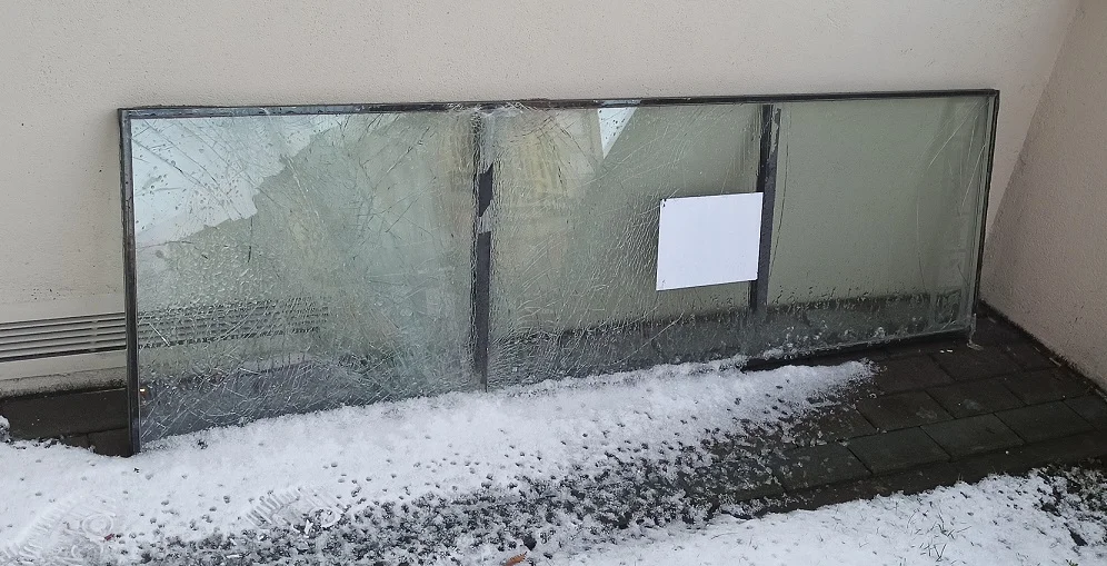 Biała Podlaska: Wandale zniszczyli szybę na dworcu kolejowym - Zdjęcie główne