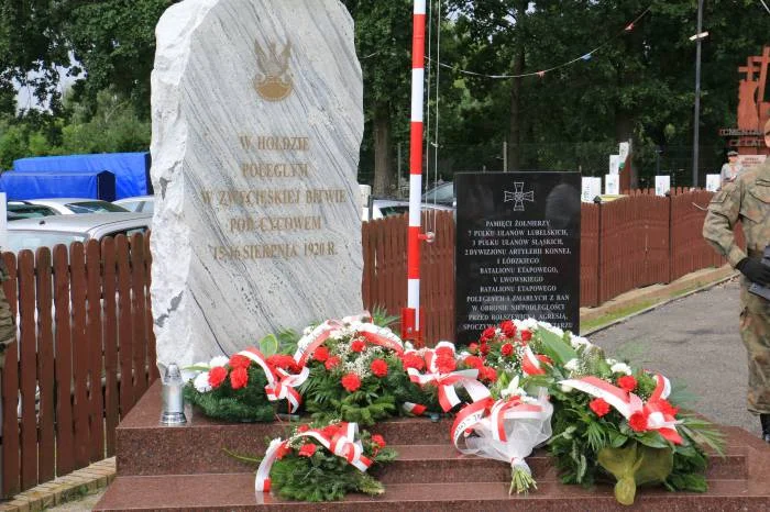  Obelisk z napisem: "W hołdzie poległym w zwycięskiej bitwie pod Cycowem 15-16 sierpnia 1920 r." przy drodze krajowej nr 82 (Z archiwum) 