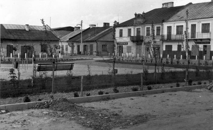 Koniec lat 50. XX wieku. Skwer powstały w południowej części Rynku II 