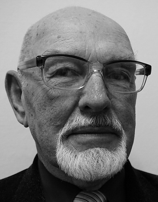  Walenty Bąbelewski 1940-2020 Dzieciństwo i młodość spędził w Będzinie i tam podjął pracę w kopalni w roku 1958. Do Łęcznej przybył w 1979 r., gdy budowała się kopalnia w Bogdance. Pracował tu do emerytury. Należał do Łęczyńskiego Stowarzyszenia Twórców Kultury i Sztuki "Plama". Od 2004 roku wystawiał swoje prace na wystawach zbiorowych: sceny rodzajowe, portrety, martwe natury. Był pasjonatem rysunku ołówkiem i węglem. Zasłynął z cyklu obrazów o tematyce górniczej "Moja robota w kopalni" oraz wykonanego akwarelą cyklu "Przydrożne radary wiary". Zmarł w październiku w wieku 80 lat