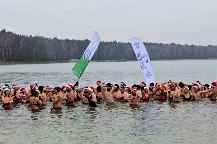 Mikołajkowe morsowanie nad jeziorem Piaseczno. Zimna kąpiel i pomoc samotnemu tacie - Zdjęcie główne