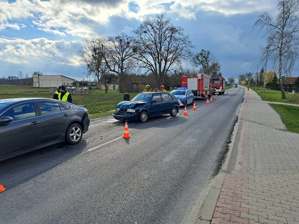 Powiat łęczyński: Zderzenie dwóch aut osobowych. Jedna osoba trafiła do szpitala - Zdjęcie główne