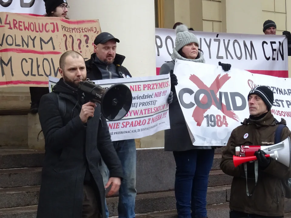 Na Placu Zamkowym w Lublinie odbył się protest przeciwko przymusowym szczepieniom 