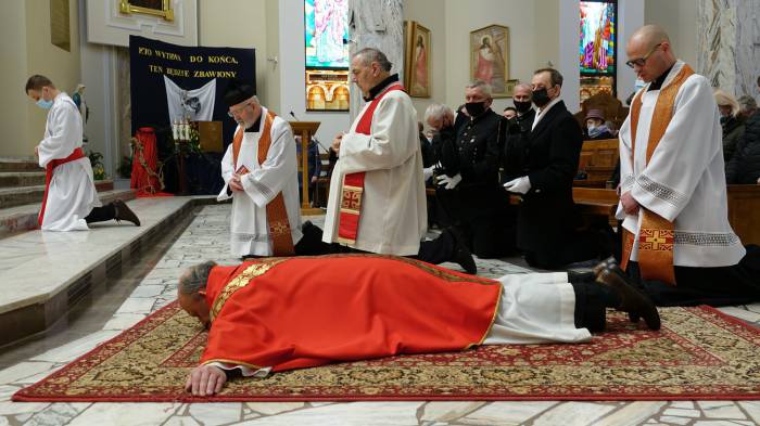  Szczególnym gestem liturgii wielkopiątkowej jest padnięcie na twarz celebransa uroczystości. Gest jest wyrazem szczególnego uniżenia się wobec Boga. Jak Chrystus, przyjąwszy postać sługi, uniżył samego siebie, tak kapłan w imieniu ludu Bożego korzy się przed Stwórcą 