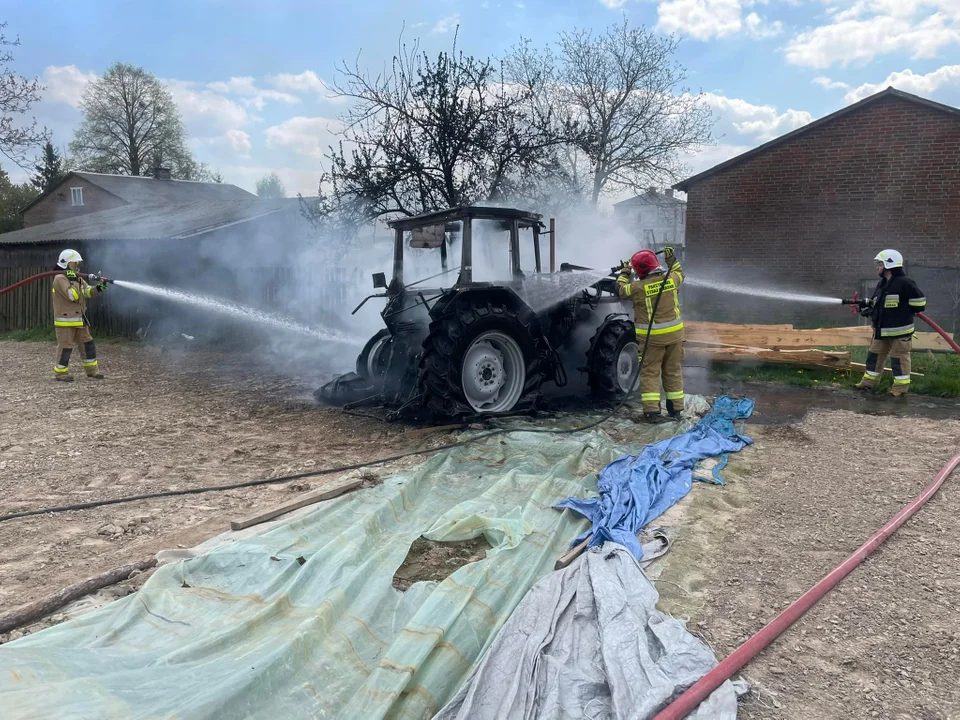 Powiat łęczyński: Pożar ciągnika rolniczego. Z ogniem walczyło kilka zastępów strażaków - Zdjęcie główne
